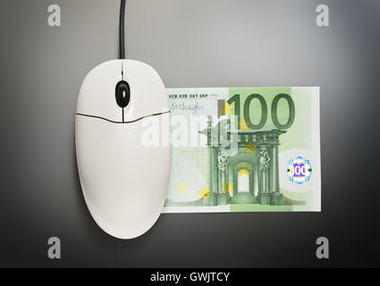 Souris d'ordinateur et d'une centaine de billet en euro sur gris Banque D'Images