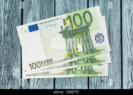 Une centaine de billets sur fond de bois Banque D'Images