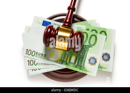 Wooden judge's gavel et une centaine de billets en euros Banque D'Images