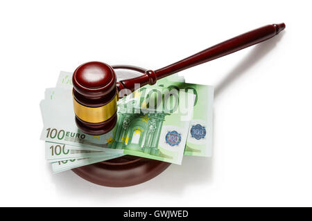 Wooden judge's gavel et une centaine de billets en euros Banque D'Images