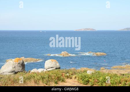 Sur l'île de l'Océan Atlantique comme vu de l'hôtel Monte do Facho, Cangas, Galice, Espagne Banque D'Images