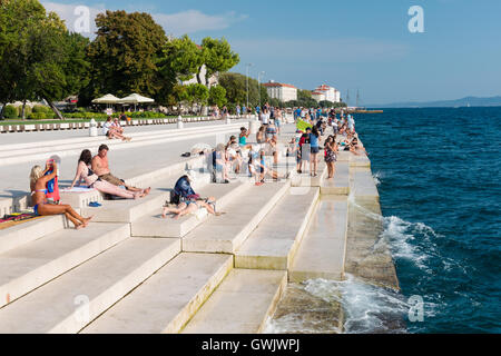 ZADAR, Croatie - 1 septembre 2016 : visite de personnes célèbre orgue de la mer et regarder le coucher du soleil à Zadar, Croatie. Banque D'Images