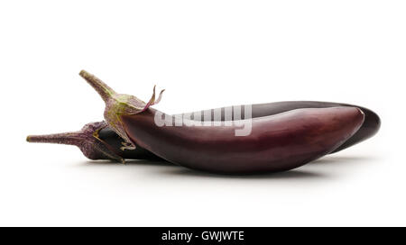 Deux aubergines fraîches sur le fond blanc Banque D'Images