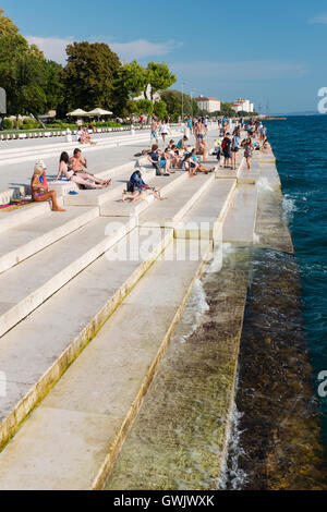 ZADAR, Croatie - 1 septembre 2016 : visite de personnes célèbre orgue de la mer et regarder le coucher du soleil à Zadar, Croatie. Banque D'Images