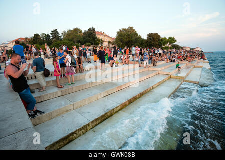 ZADAR, Croatie - 1 septembre 2016 : visite de personnes célèbre orgue de la mer et regarder le coucher du soleil à Zadar, Croatie. Banque D'Images