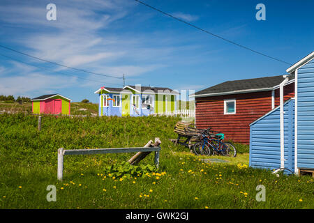 Boîte de sel maisons et étapes de pêche colorés avec des casiers à homard dans le village de Cow Head, Terre-Neuve et Labrador, Canada. Banque D'Images