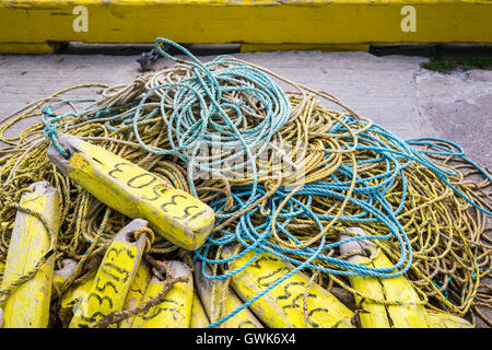 Un gros plan d'un tas d'engins de pêche sur le quai à Norris Point, Terre-Neuve et Labrador, Canada. Banque D'Images