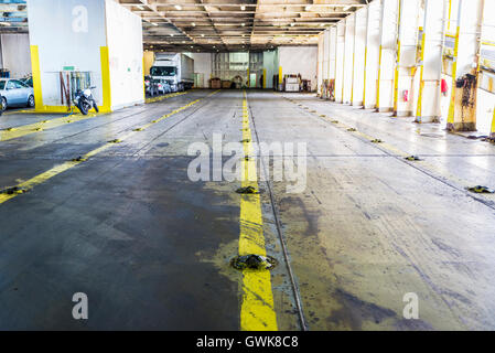 Location de pont avec les voitures et les camions sur un ferry bateau à la mer méditerranée Banque D'Images