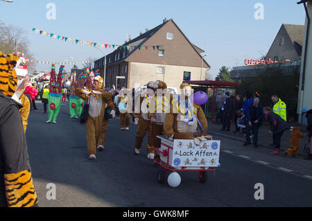 Rue, ville, amis, fun, caravane, musique, spectacle, les gens, à pied, fête foraine, cirque, tradition, plaisir, groupe, coloré, festival Banque D'Images