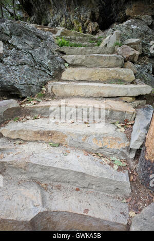 Pierre / rock d'escalier. Ces escaliers sont en bas des chutes Cascades à Hanging Rock State Park, NC Banque D'Images