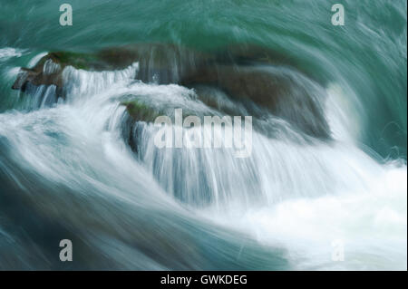 L'image de flux en Bhandardara, Maharashtra, Western Ghats, mousson, Inde Banque D'Images