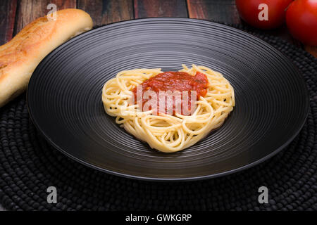 J'aime les pâtes, Spaghetti marinara avec coeur sur un plat noir Banque D'Images