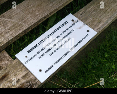 Point de collecte des déchets marins signe, plaide Mhor, Ardskenish, à l'île de Colonsay, Ecosse, Royaume-Uni. Banque D'Images