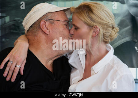 Peter Lindbergh et top model Lara Stone partager un baiser à à la Kunsthal Rotterdam À Rotterdam, aux Pays-Bas. Banque D'Images