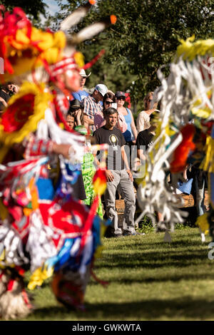 Les membres de l'auditoire regarder les danseurs de la population d'Arapahoe habillés en costumes traditionnels exécuter une danse libre au Village indien au cours de Cheyenne Frontier Days le 25 juillet 2015 à Cheyenne, Wyoming. Frontier Days célèbre les traditions de l'ouest cowboy avec un rodéo, défilé et juste. Banque D'Images