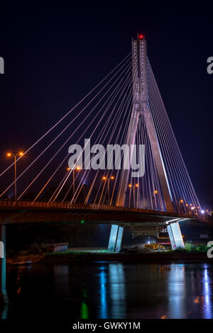 Vue de nuit pont swietokrzyski à Varsovie, Pologne Banque D'Images