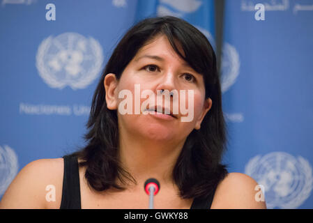 New York, États-Unis. 13 Sep, 2016. Reaghan Tarbell, une réalisatrice de documentaires et directeur, prend la parole à la conférence de presse. À l'occasion du 9e anniversaire de la Déclaration des Nations Unies sur les droits des peuples autochtones (UNDRIP) qui a été adopté par la 61e Assemblée Générale des Nations Unies en 2007, un groupe d'experts sur les peuples autochtones dans le monde entier ont tenu une conférence de presse au siège des Nations Unies à New York. © Albin Lohr-Jones/Pacific Press/Alamy Live News Banque D'Images