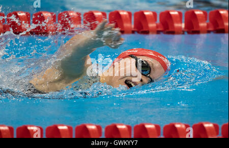 La société britannique Eleanor Simmonds participe à la chaleur de la femme du 1 400m - S6 pendant le sixième jour de la Rio 2016 Jeux paralympiques à Rio de Janeiro, Brésil. Banque D'Images