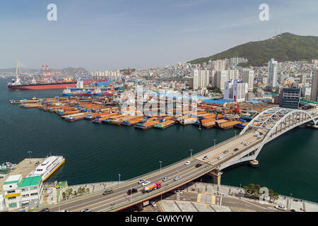 Vue sur la ville et les péniches et bateaux de marchandises à un port occupé au-dessus à Busan, Corée du Sud. Banque D'Images