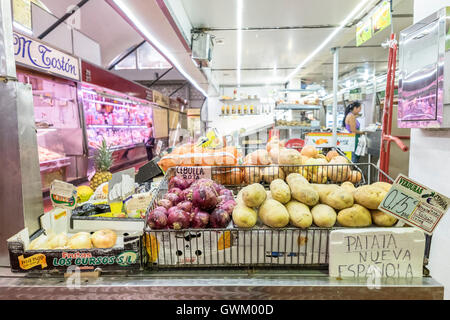 Marché de l'orge dans la Latina avec peu de personnes et certains magasins d'alimentation fermé. Madrid, Espagne Banque D'Images