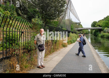 Les touristes sur le Regent's Canal de halage près de pont 11 et le Snowdon Aviary de London Zoo Banque D'Images