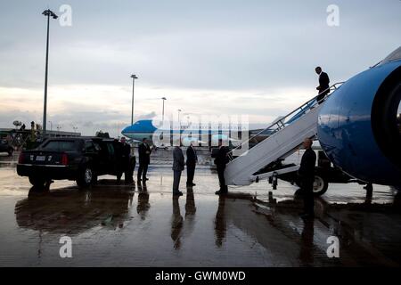 Le président des États-Unis, Barack Obama débarque l'Air Force One à son retour à Vientiane, Laos par sa visite à Luang Prabang. Obama est au Laos pour le sommet de l'ANASE. Banque D'Images