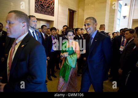 Le président des États-Unis, Barack Obama, promenades avec Aung San Suu Kyi, Ministre des affaires étrangères de la République de l'Union du Myanmar de la Convention nationale le 8 septembre 2016 Centre de Vientiane, Laos. Obama est au Laos pour le sommet de l'ANASE. Banque D'Images