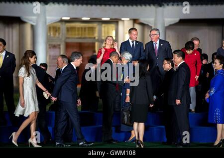 Président américain Barack Obama parle avec le directeur général du Fonds Monétaire International, Christine Lagarde, avant d'une photo de groupe avec les dirigeants du G20 et leurs conjoints à l'International Expo Center Le 4 septembre 2016 à Hangzhou, Chine. Banque D'Images