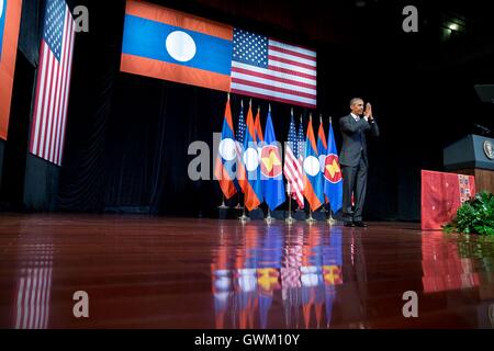 Président américain Barack Obama conclut son allocution à la salle culturelle nationale du Laos le 5 septembre 2016 à Vientiane, au Laos, avec une intention, une tradition laotienne d'accueil. Obama est au Laos pour le sommet de l'ANASE. Banque D'Images