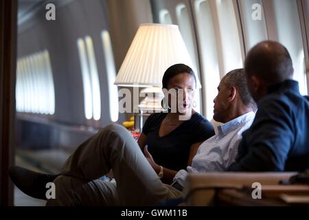 Président américain Barack Obama rencontre le conseiller à la sécurité nationale Susan Rice et Ben Rhodes à bord d'Air Force One le 2 septembre 2016 en route pour Hangzhou, Chine, pour le Sommet du G20. Banque D'Images