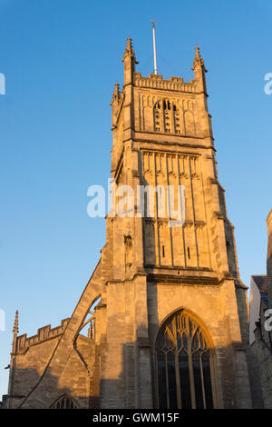 Un coucher de soleil Vue de l'église de Saint-Jean-Baptiste, Cirencester Banque D'Images