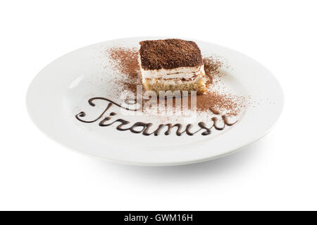Tiramisu sur plaque blanche isolé sur le fond blanc. Banque D'Images