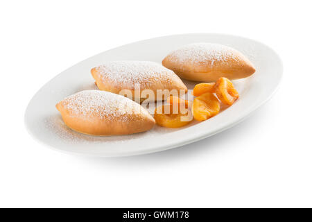 Galettes avec des abricots séchés sur plaque blanche isolé sur le fond blanc. Banque D'Images