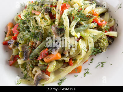 Close up de pâtes avec des légumes. Banque D'Images