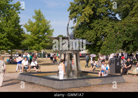 La fontaine d'eau sur un cygne journée d'été, Stratford-upon-Avon Banque D'Images