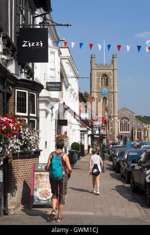 Une vue de la rue Hart Zizzi et l'église paroissiale de St Mary the Virgin Banque D'Images
