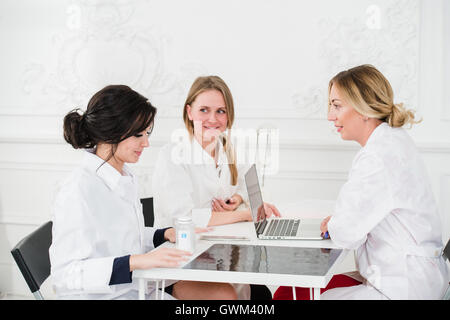 Groupe de médecins ayant une réunion dans un bureau de l'hôpital examining x-ray Banque D'Images