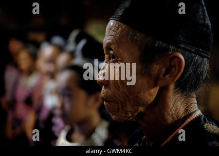 Un homme âgé avec des jeunes filles en habit traditionnel Hmong présentation culturelle lors de Hilltribe Hmong Lodge situé dans Hilltribe District de Mae Rim, Chiang Mai, Thaïlande du nord. De nombreux habitants ont migré Hmong du Laos vers la Thaïlande à la suite de la victoire du Pathet Lao à la fin des années 1970. Alors que certains se sont retrouvés dans des camps de réfugiés, d'autres s'installèrent dans les régions montagneuses de devenir l'un des groupes ethniques appelées Tribus des Collines en Thaïlande Banque D'Images