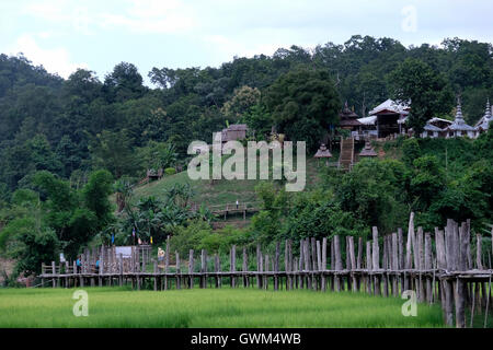 Vue sur le pont de bambou de Su Tong Pae dans Mae Hong Son, province qui s'étend sur 500 mètres à travers les champs de riz et de la Mae Sa Nga pour relier le temple à une extrémité avec le village de Kung Mai Saak à l'autre du nord de la Thaïlande. Banque D'Images