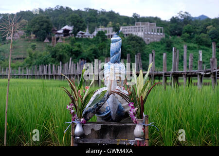 Vue sur le pont de bambou de Su Tong Pae dans Mae Hong Son, province qui s'étend sur 500 mètres à travers les champs de riz et de la Mae Sa Nga pour relier le temple à une extrémité avec le village de Kung Mai Saak à l'autre du nord de la Thaïlande. Banque D'Images