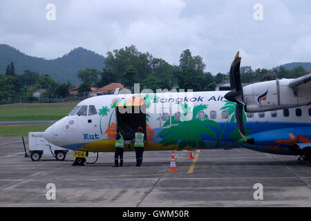 Un avion biturbopropulseur ATR 72 de Bangkok Airways se trouve sur la piste de l'aéroport dans la ville de Mae Hong son, à Mae Hong son, une province montagneuse isolée du nord de la Thaïlande, frontalière du Myanmar (Birmanie) Banque D'Images