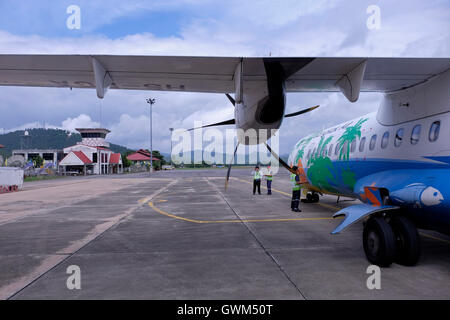 Des employés de l'aéroport inspectent un avion turbopropulseur bi-moteur ATR 72 des voies aériennes de Bangkok, situé sur la piste de l'aéroport de Mae Hong son, près de la frontière avec la Birmanie le long des rives du Pai. Nord de la Thaïlande Banque D'Images