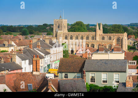 L'Angleterre l'église du village, une vue aérienne du village de Clare avec son église médiévale historique dans le Suffolk, Angleterre, Royaume-Uni. Banque D'Images