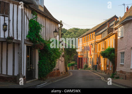 Clare Suffolk village-rue, matin d'été vue de l'époque médiévale et bâtiments du xviiie siècle dans les malteries Lane dans le village de Clare, Suffolk, UK. Banque D'Images