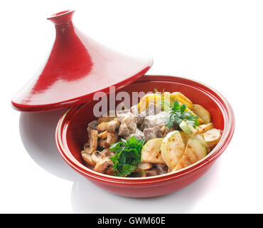 Ragoût aux légumes avec de la viande et des herbes champignons,sur un fond blanc Banque D'Images