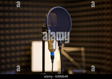 Microphone dans l'enregistrement des voix sombre prix Banque D'Images