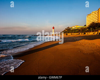 Le phare au lever du soleil dans la zone d'Umhlanga Rocks de l'Afrique du Sud Banque D'Images