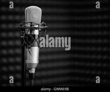 Microphone de studio à condensateur professionnel photo noir et blanc. Banque D'Images