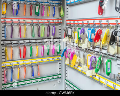 La boîte de métal fixé au mur avec les clés des chambres de l'hôtel avec la couleur tags Banque D'Images