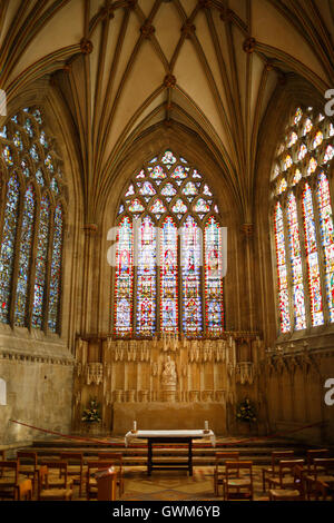 Dame Chapelle fenêtres et autel dans Wells Cathedral Church of Saint Andrew Banque D'Images